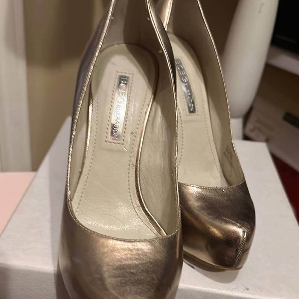 BCBGMAXAZRIA Women's Gold Heels